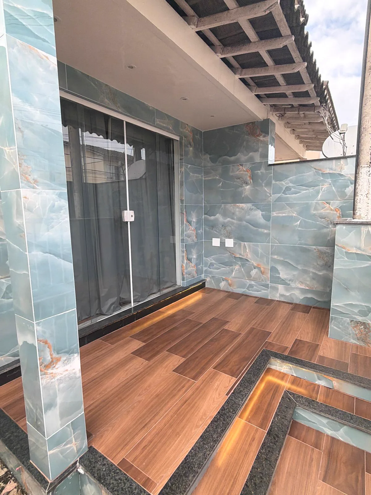 Casa reformada pela Scheffel com área externa premium, porcelanato e iluminação em LED