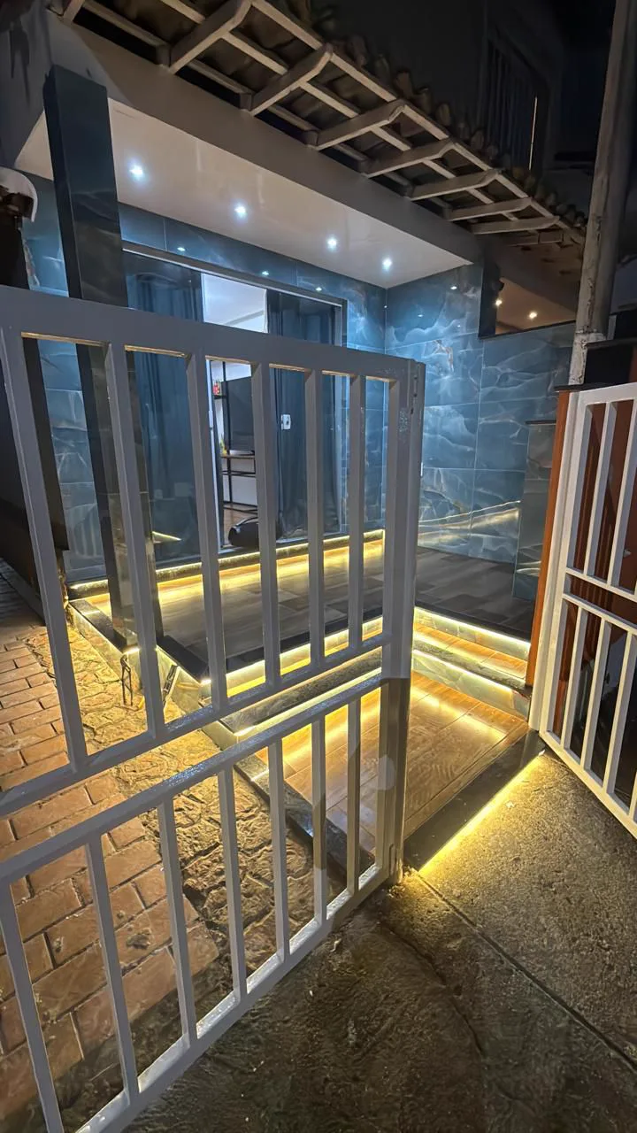 Área externa residencial com iluminação em LED